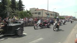 Wjazd parady motocykli na miejsce pokazu