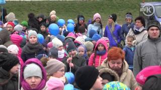 Setki niebieskich baloników na kolskich błoniach 