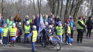 300 niebieskich balonów wypuszczonych do nieba