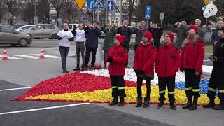 Symboliczne serce z nakrętek na rocznicę napaści na Ukrainę